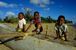 Beach;-Boys;-Canoe;-Children;-Comoros-Archipelago;-France;-Indian-Ocean;-Kaleidos;-Kaleidos-images;-La-parole-à-limage;-Laurent-Abad;-Mayotte;-Outrigger-canoe;-Portrait;-Smile;-Stories-Pictures